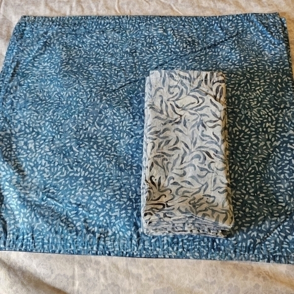 Four handmade batik placemats and napkins. - Picture 5 of 6